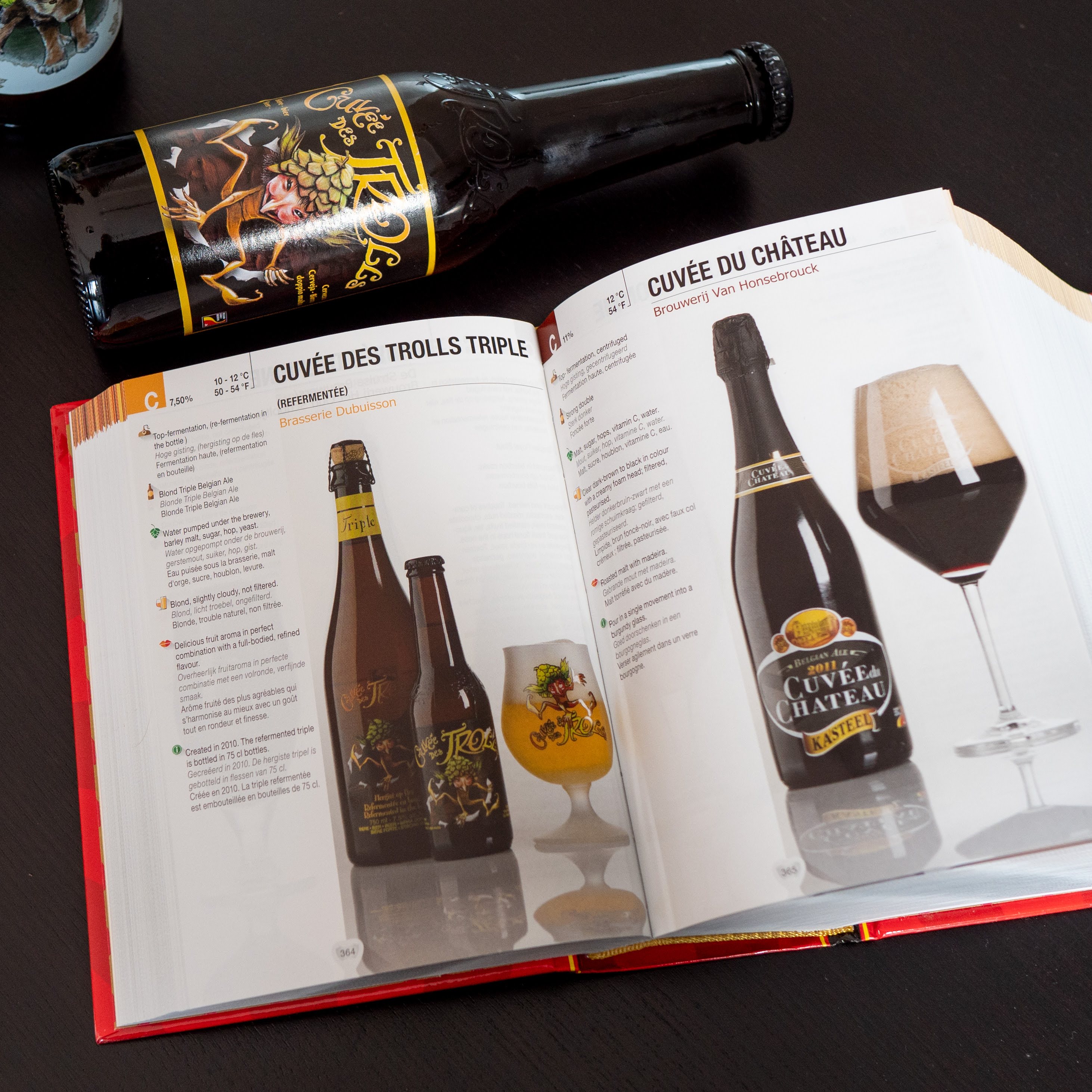 Auf jeder Doppelseite findet sich ein Foto von Flasche und Bier sowie mal umfangreiche und mal knappe Informationen zu dem Bier