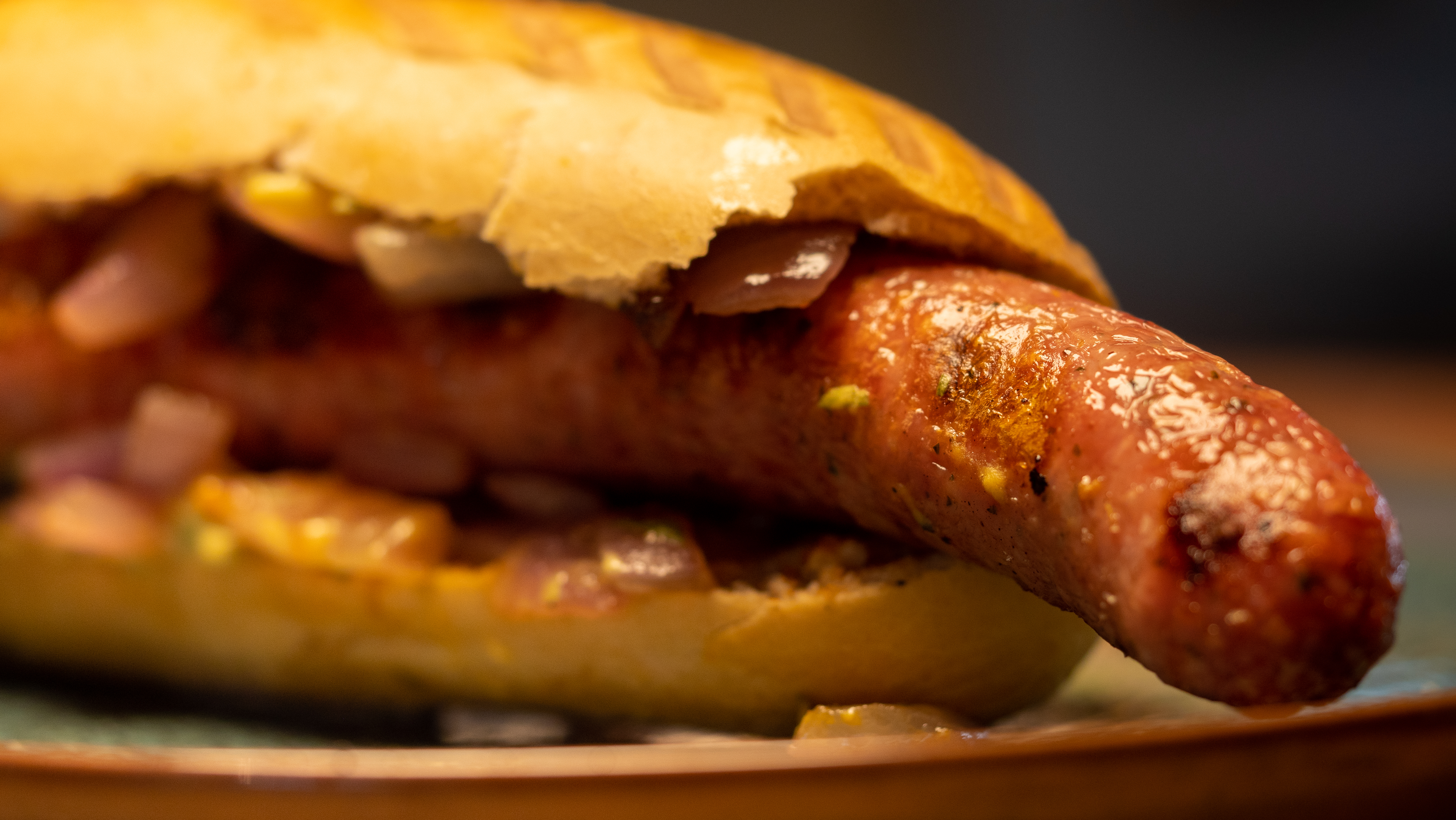 Bosna mit Bockbiersenf und karamellisierten Zwiebeln