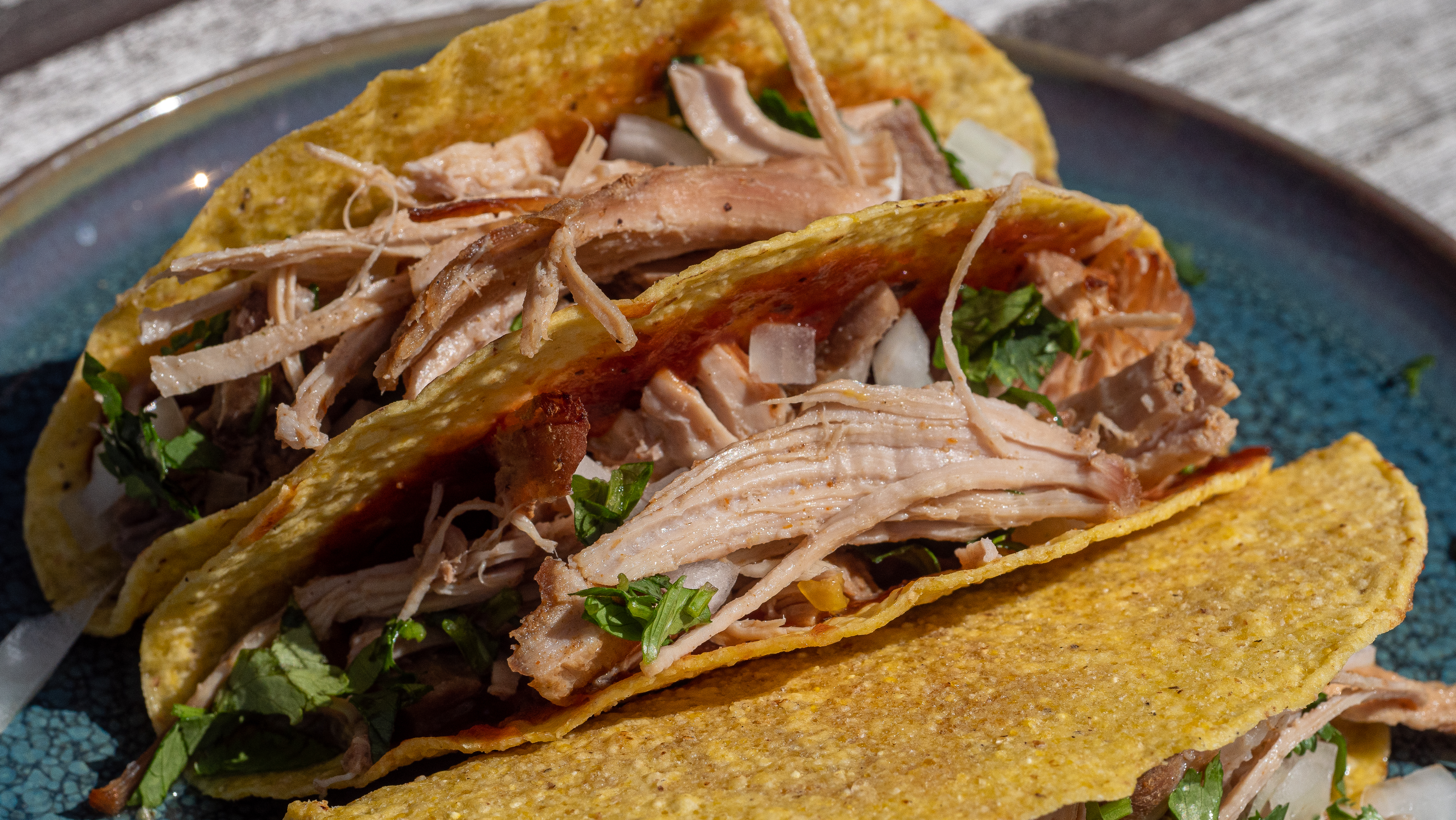 In Witbier gegartes Pulled Pork für Carnitas